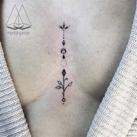 tatuajes en el medio de los senos|13 tatuajes underboob que te inspirarán a tatuarte ahora mismo